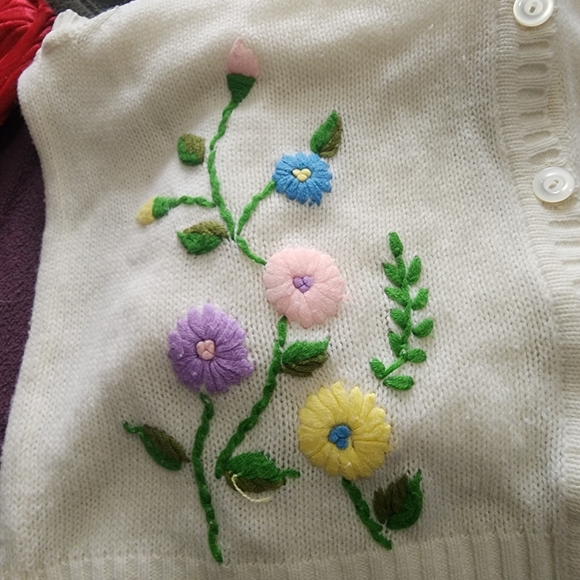 1970s white vest with embroidered flowers - Picture 7 of 9